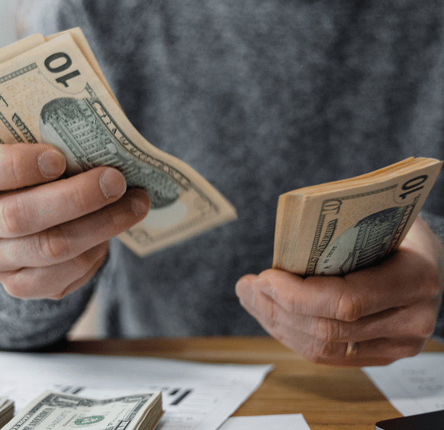 Transforme seu 13º Salário em um 14º com Investimento,Credtimes Consórcio Empréstimo Seguros Finanças Financiamento investimentos dinheiro Capa Web Stories
